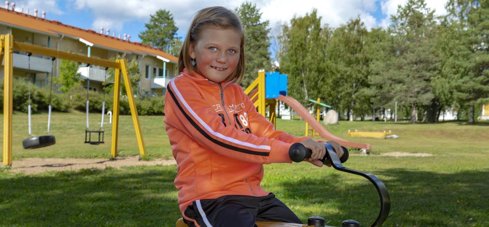 Lapsi leikkii, kuvaaja Seppo Aho