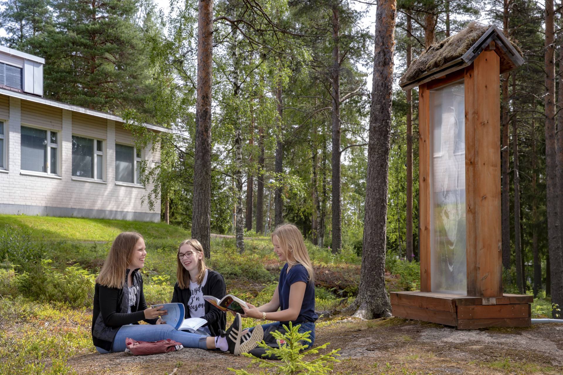 WiinaMatin patsaan juurella nuoria opiskelemassa.